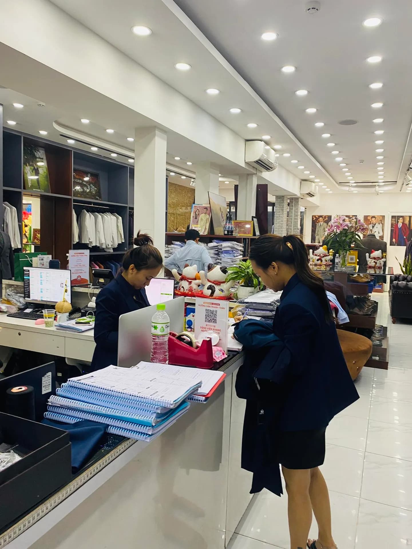 Phóng sự tại showroom — Mon Amie