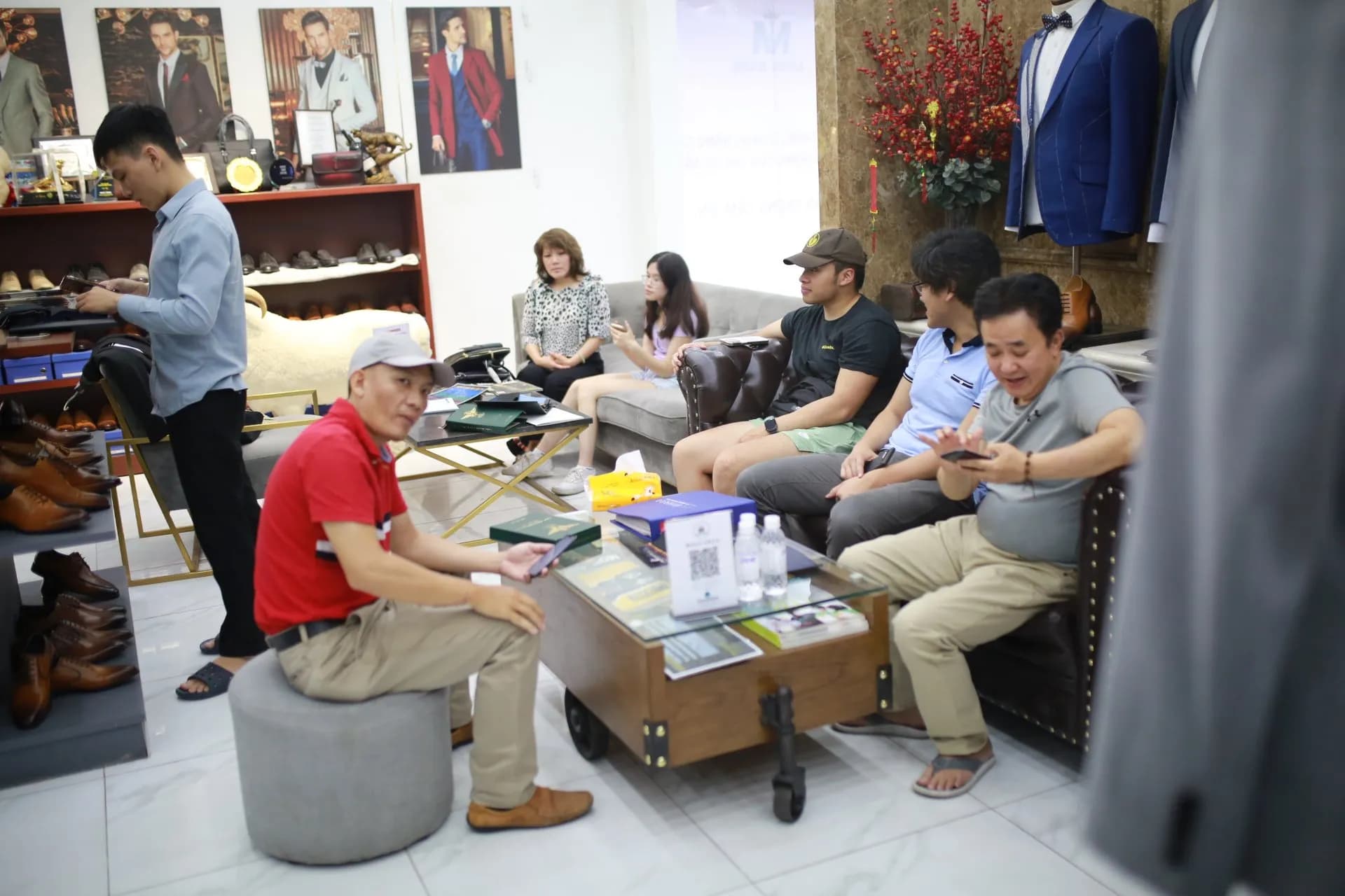 Phóng sự tại showroom — Mon Amie