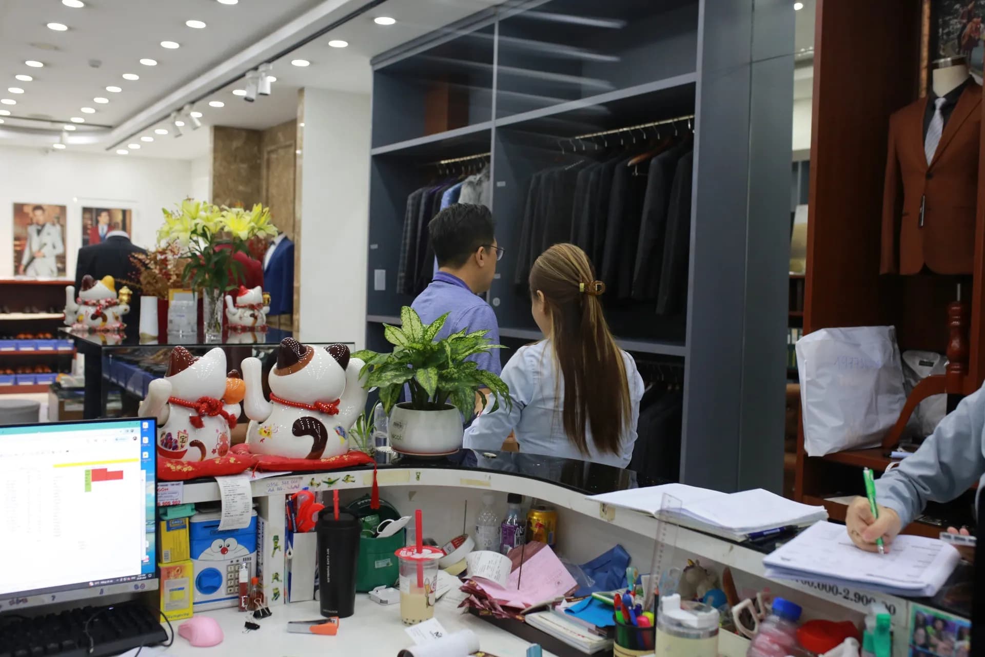 Phóng sự tại showroom — Mon Amie