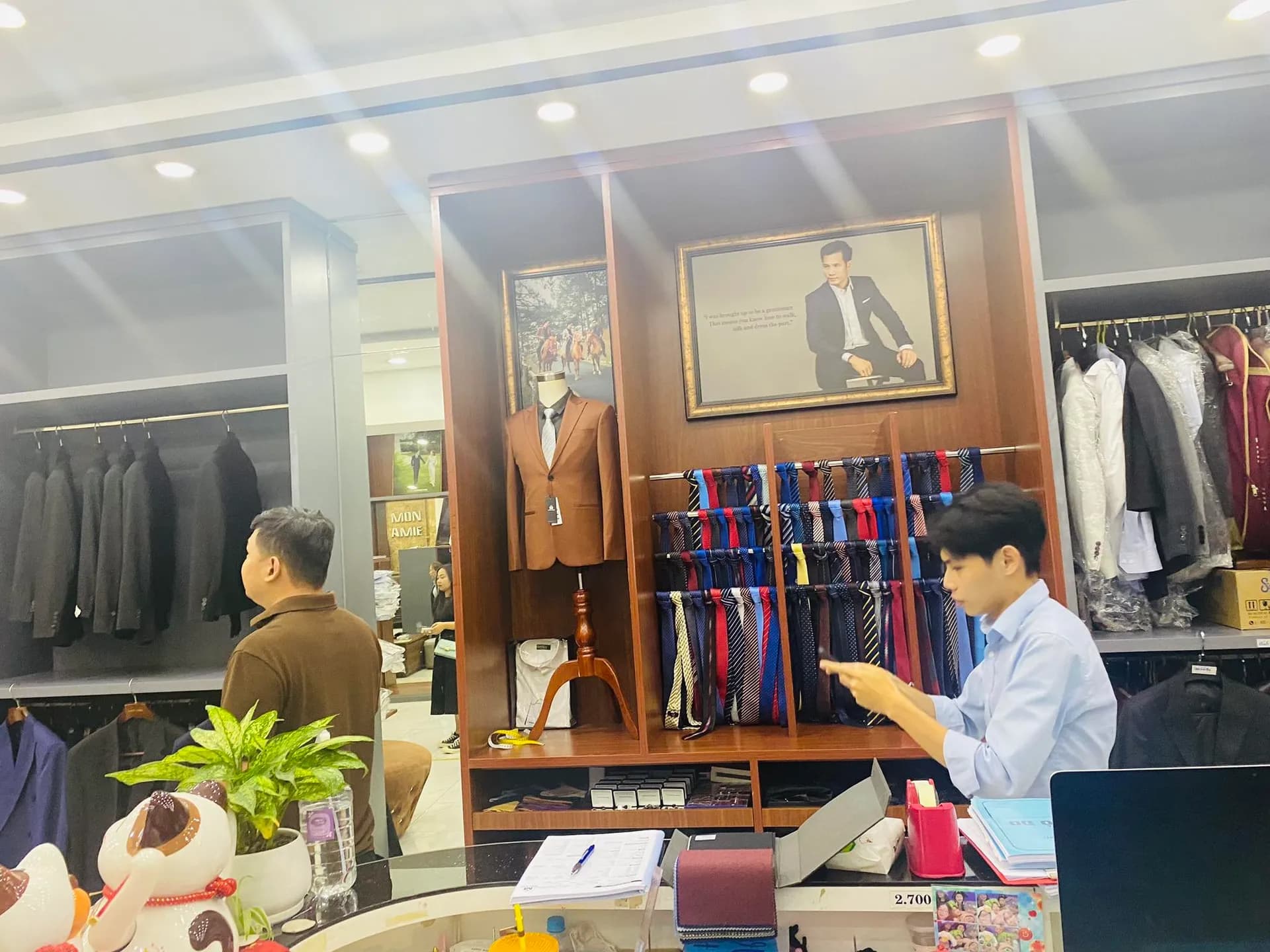 Phóng sự tại showroom — Mon Amie