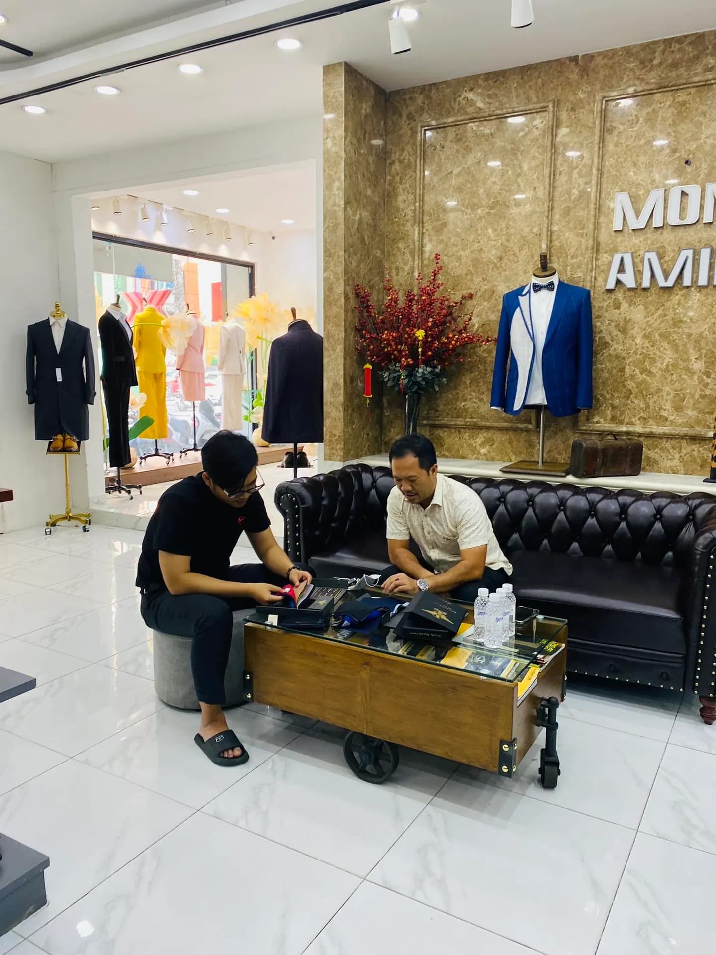 Phóng sự tại showroom — Mon Amie