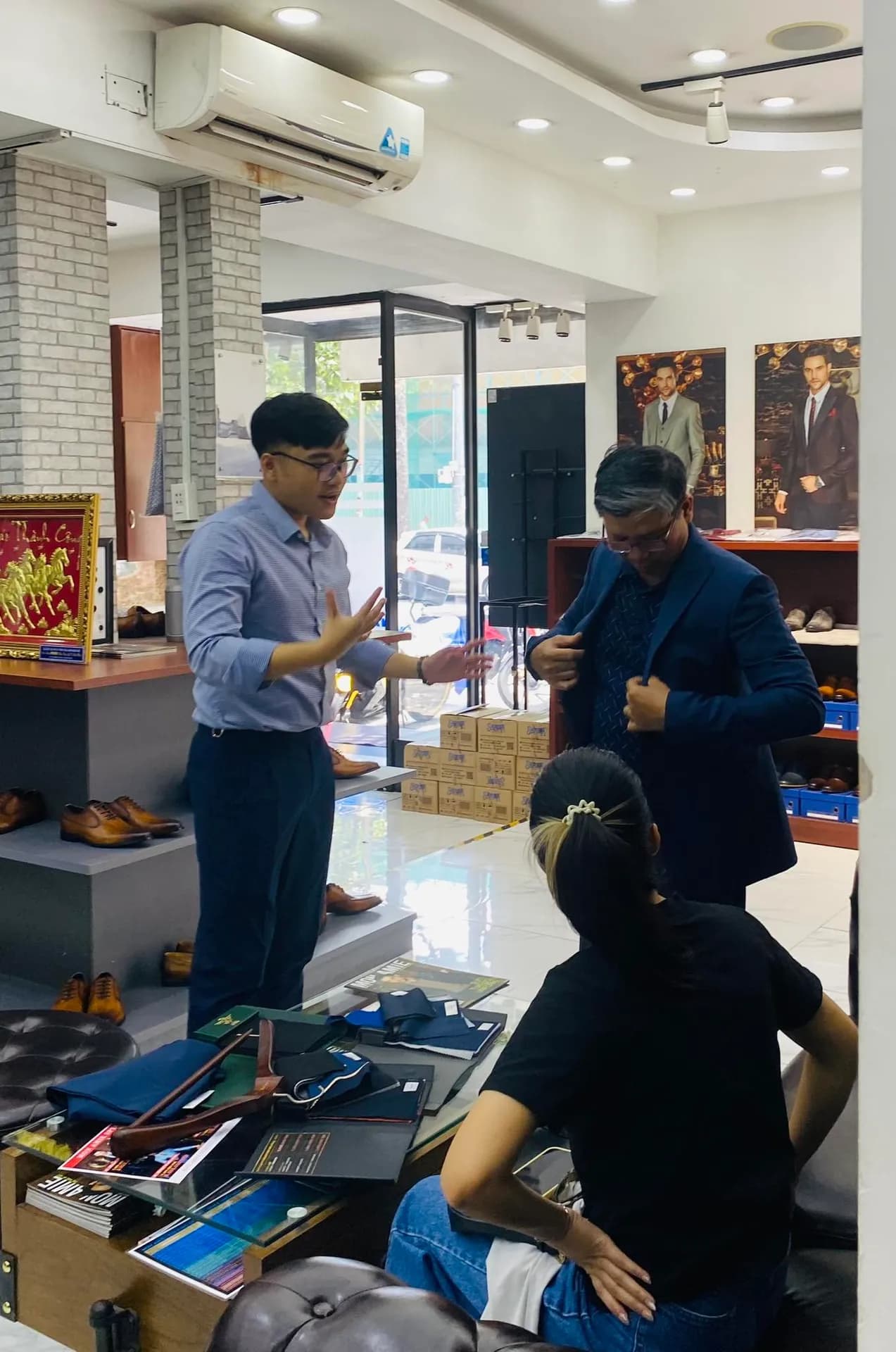 Phóng sự tại showroom — Mon Amie