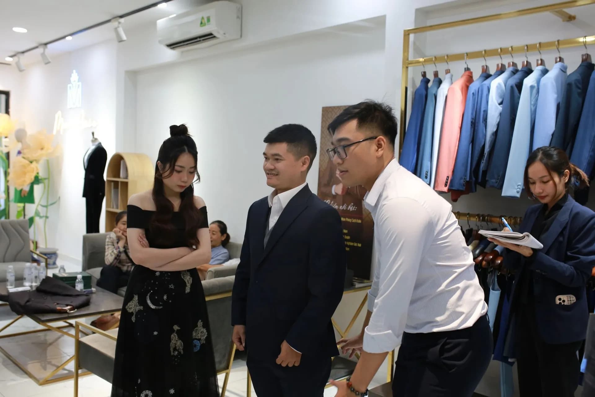 Phóng sự tại showroom — Mon Amie