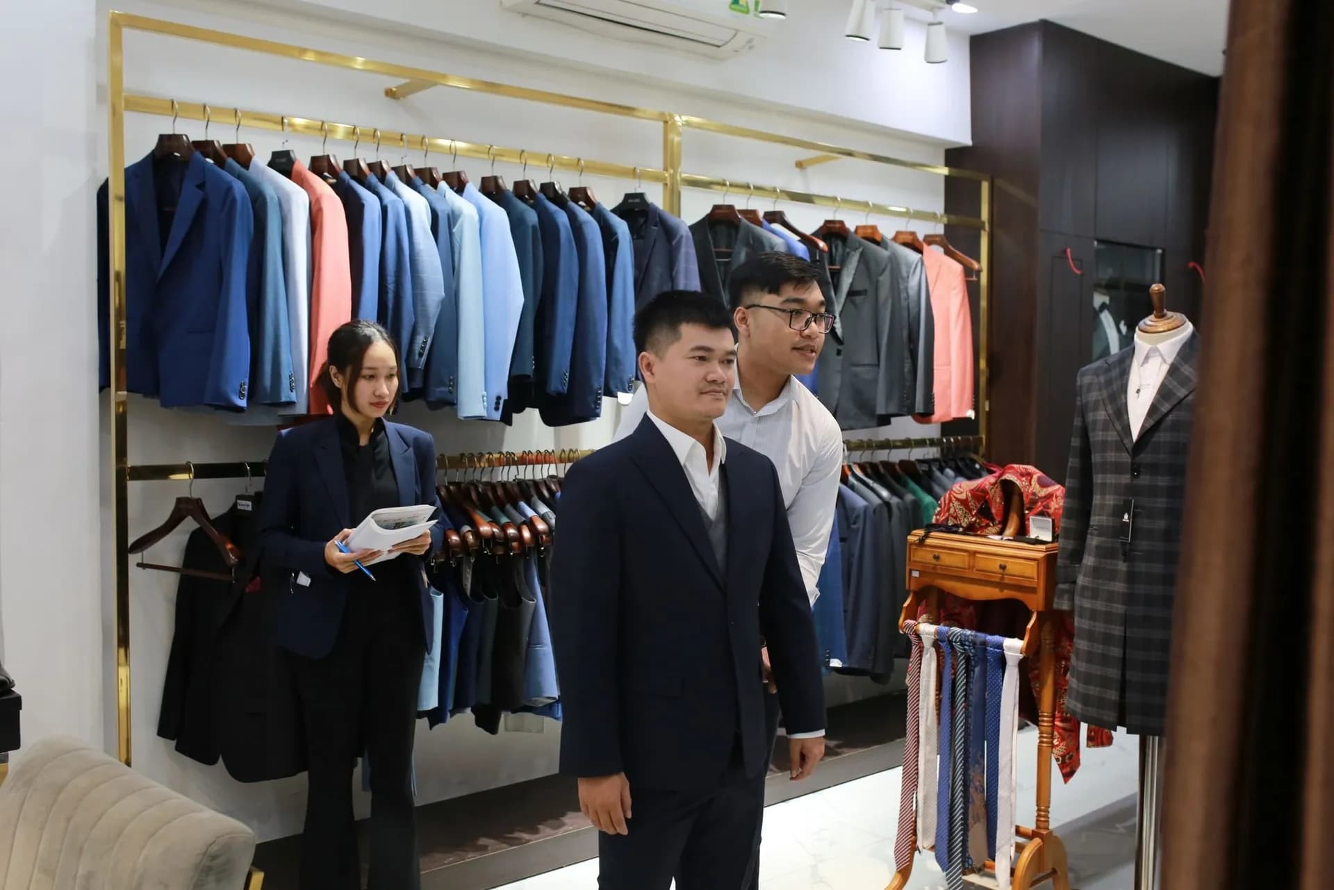 Phóng sự tại showroom — Mon Amie