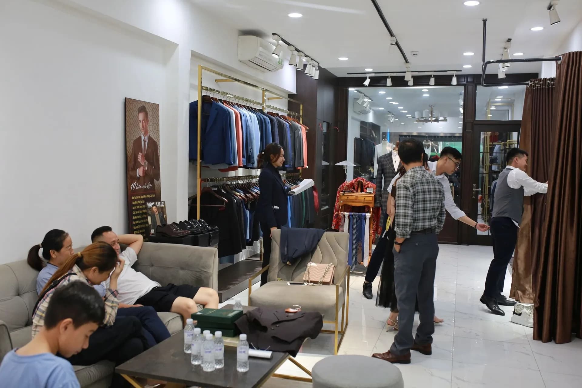 Phóng sự tại showroom — Mon Amie
