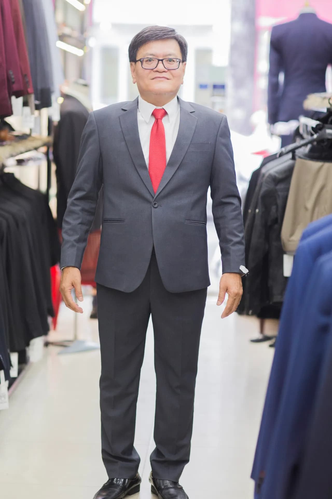Suit xám ánh than, sơ mi trắng, cà vạt đỏ nổi bật