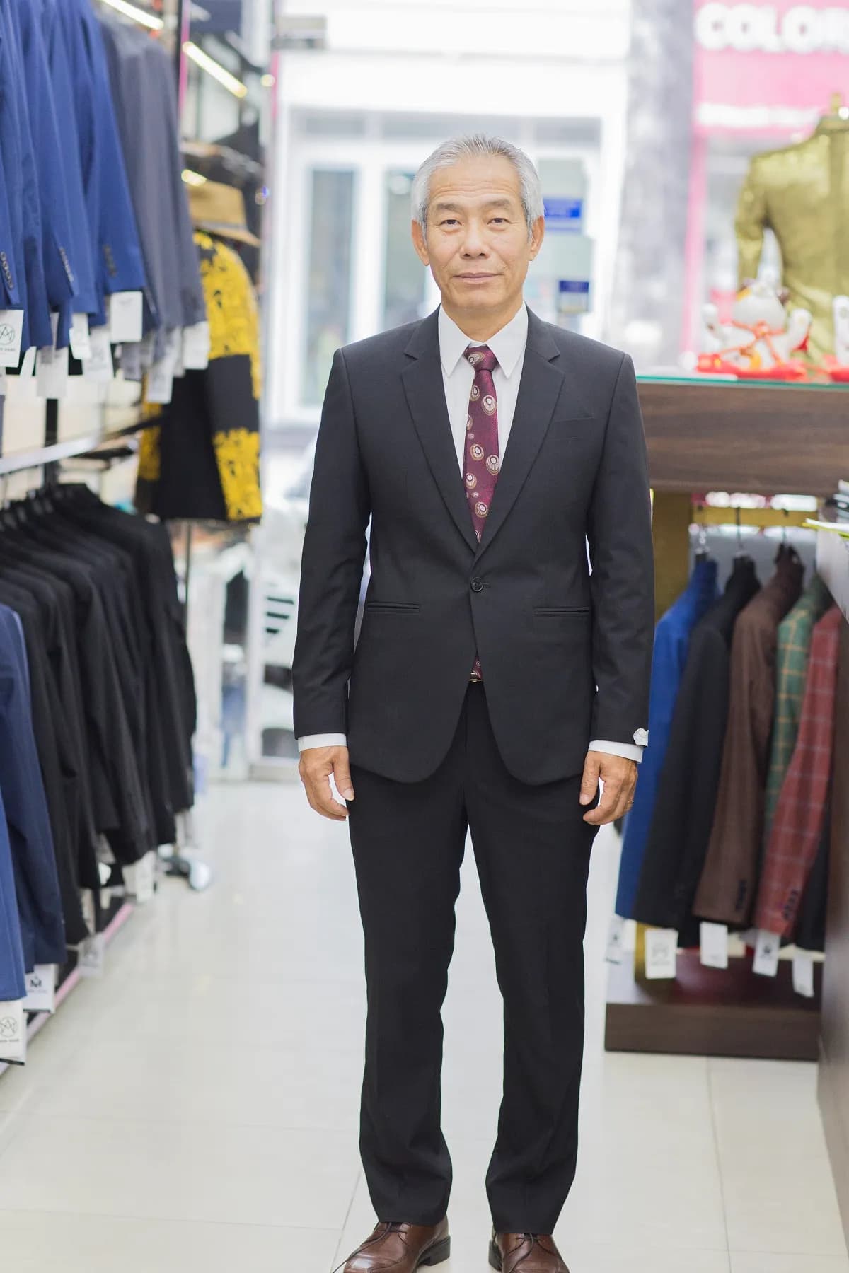 Suit đen một cúc, cà vạt đỏ đô họa tiết, dáng thanh thoát