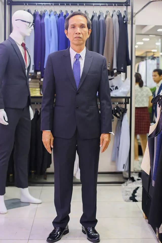 Suit xanh than kẻ sọc mảnh, cà vạt sọc xanh tím
