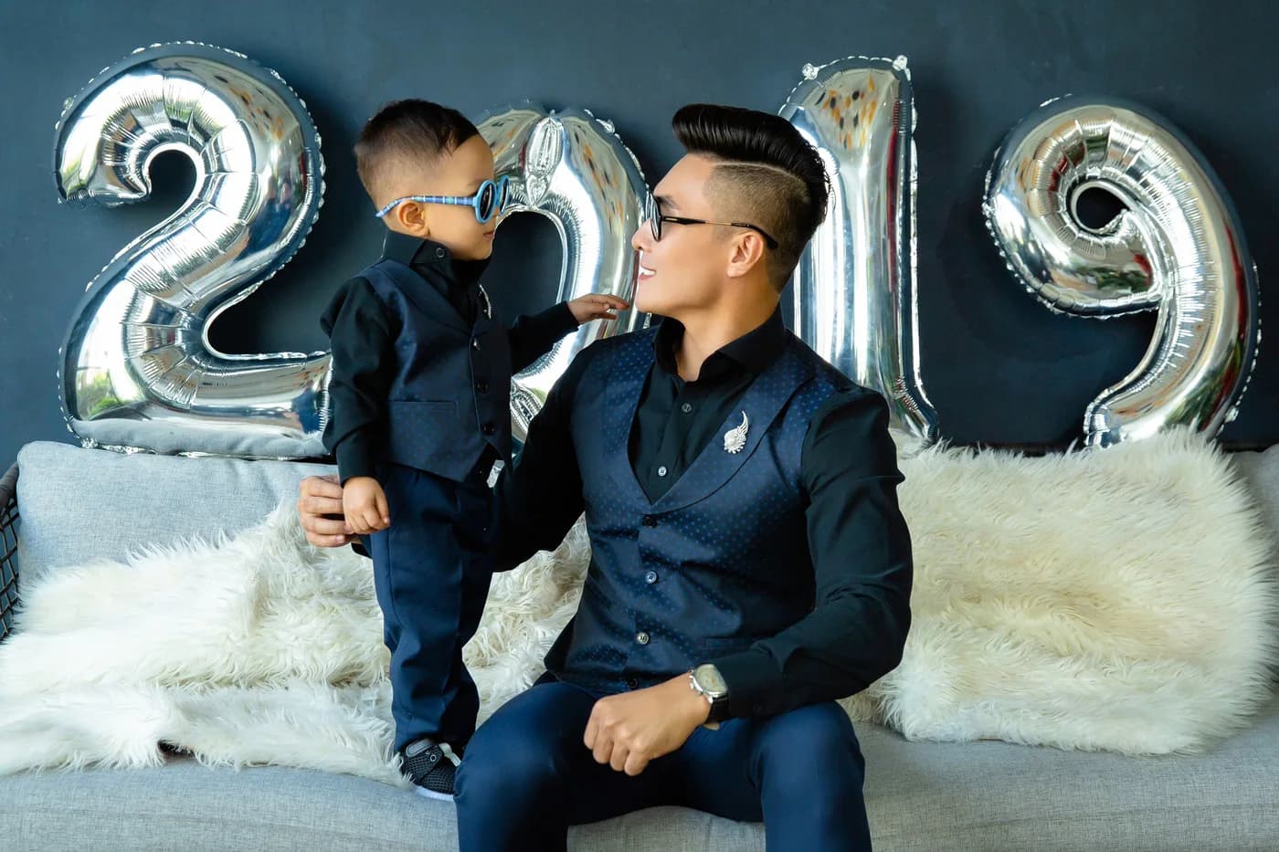 Bố con gile navy bên bóng số 2019, ghế sofa trắng