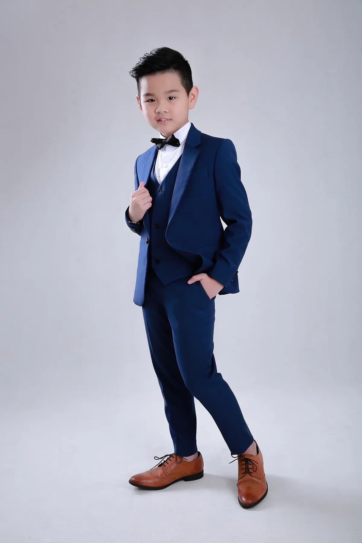 Dáng đứng chéo phong cách, vest navy ba mảnh cùng giày da nâu