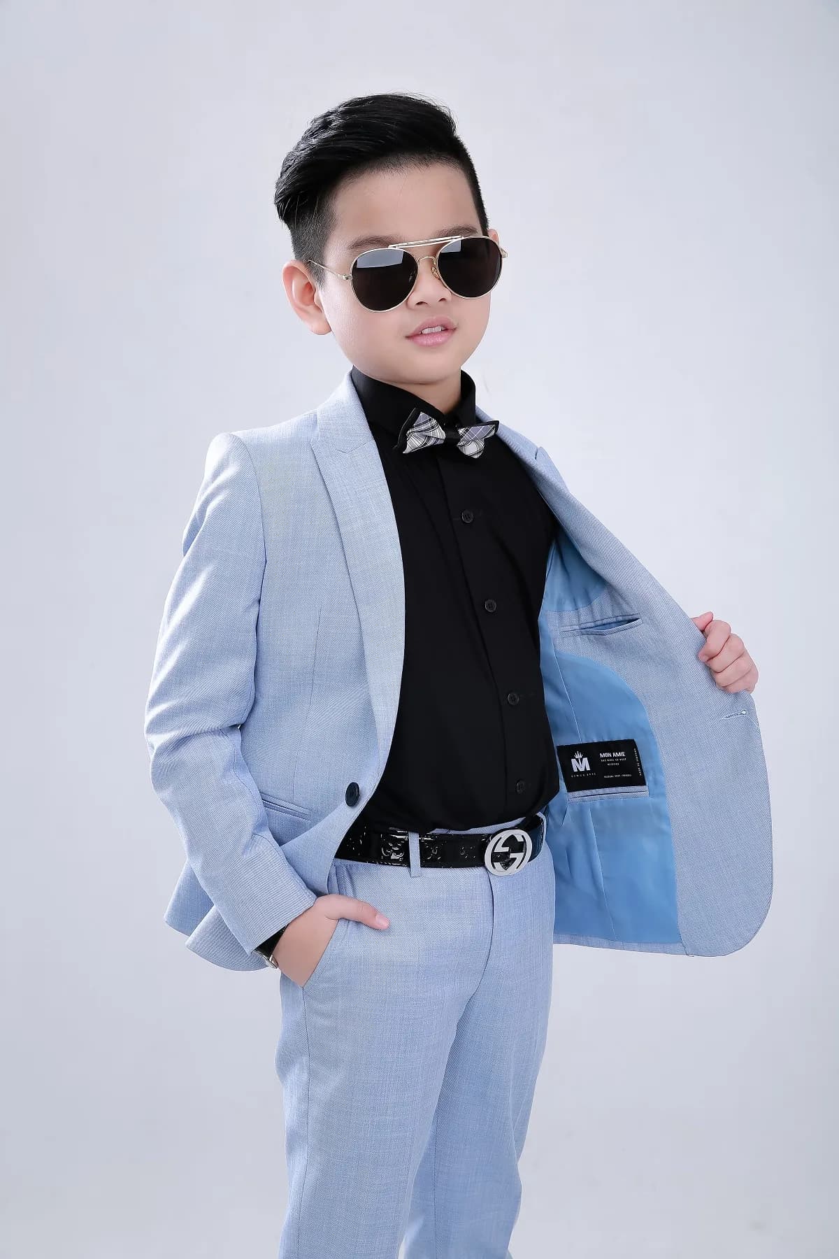 Mở vạt áo khoe lớp lót xanh và nhãn Mon Amie, vừa cá tính vừa tinh tế