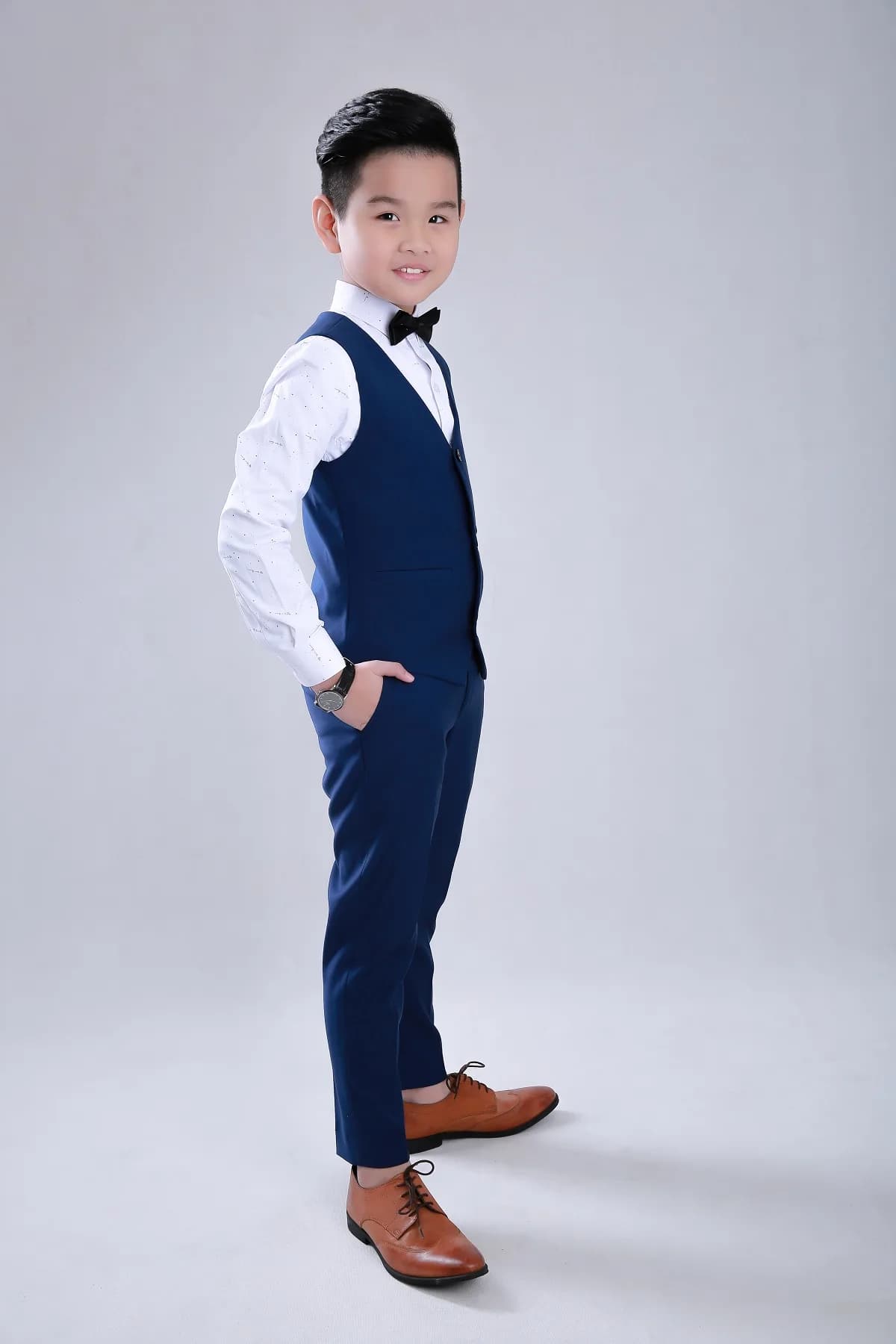 Dáng nghiêng duyên dáng cùng gile navy, nơ đen và nụ cười rạng rỡ