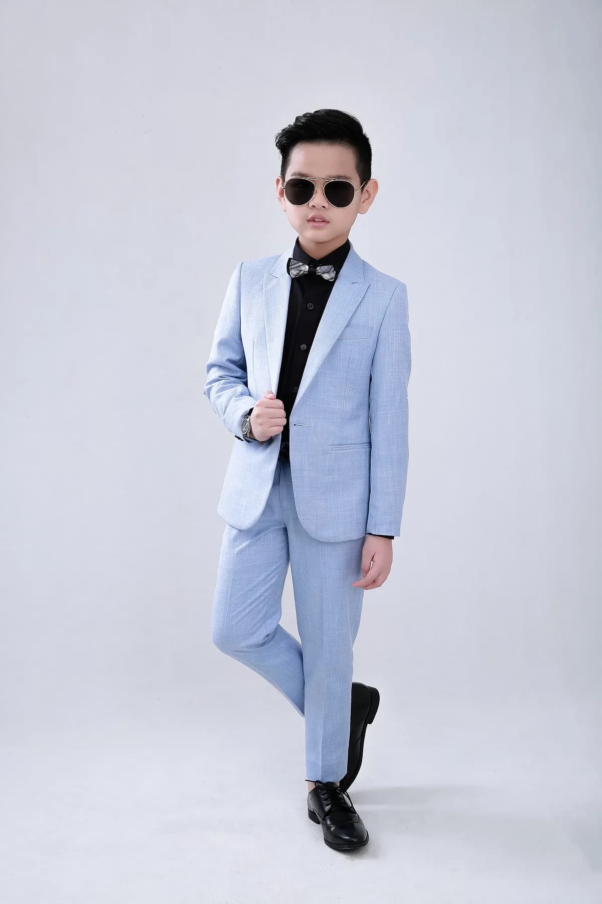 Bắt chéo chân, chỉnh ve áo, bé như người mẫu nhí thực thụ