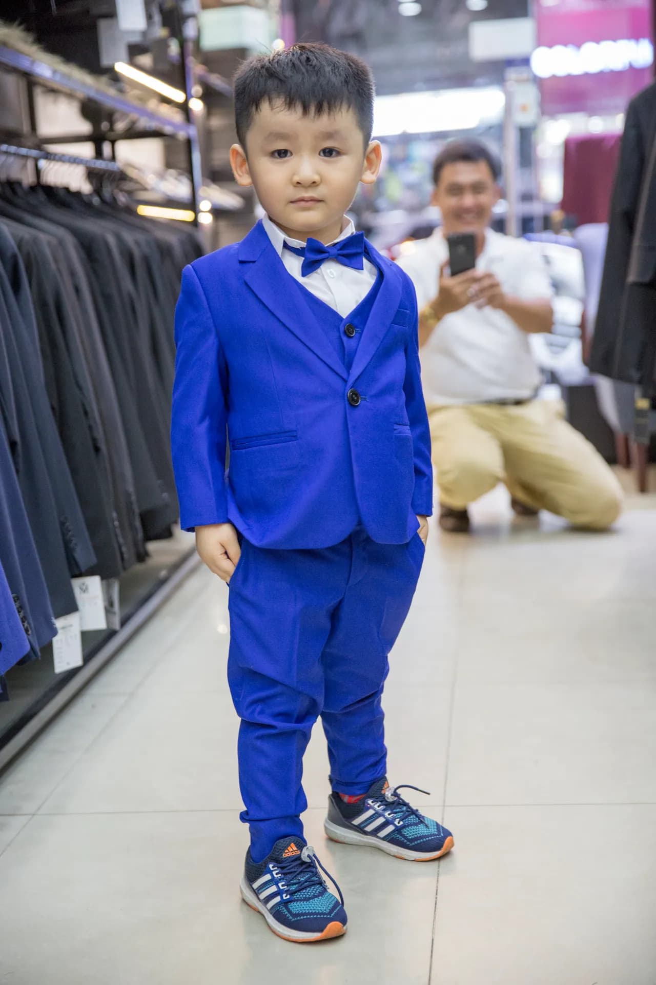 Bé nhỏ diện suit ba mảnh xanh cobalt rực rỡ và nơ xinh