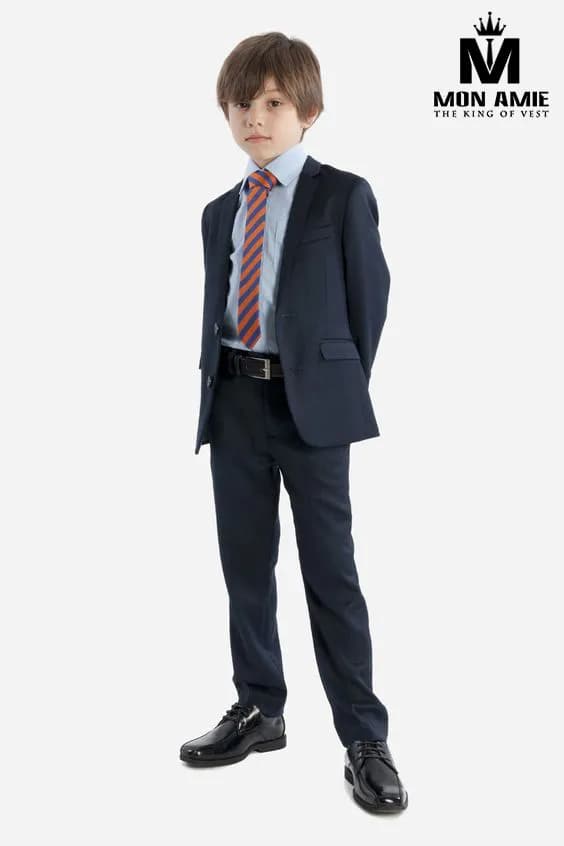 Suit xanh navy cùng cà vạt sọc cam – xanh nổi bật trên nền trắng