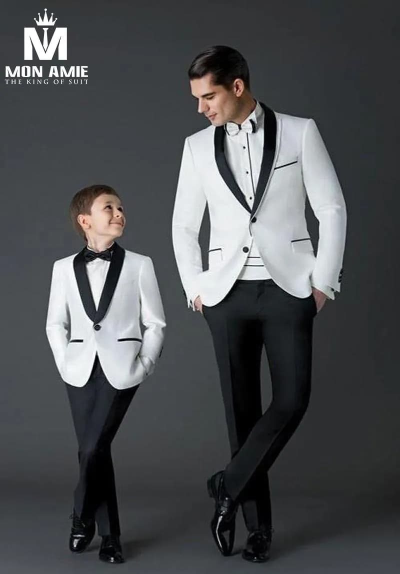 Hai thế hệ cùng diện blazer trắng cổ ve đen, ánh nhìn trìu mến