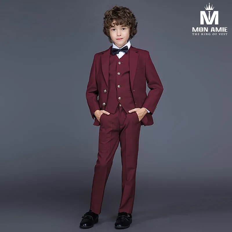 Suit đỏ rượu cúc đồng cổ điển, nơ đen – cậu bé tóc xoăn duyên dáng