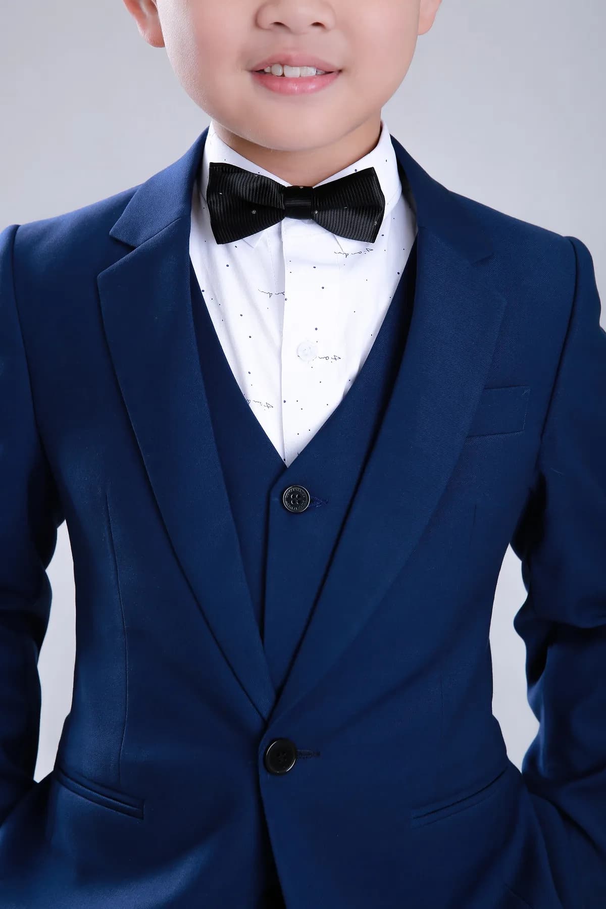 Cận cảnh nơ đen, gile và ve áo navy với đường may tinh xảo