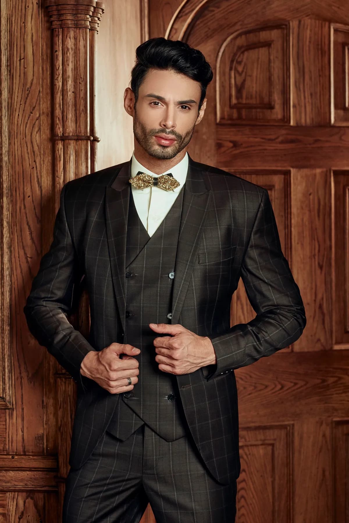 Suit ba mảnh xám than kẻ ô, nơ họa tiết vàng, cận cảnh