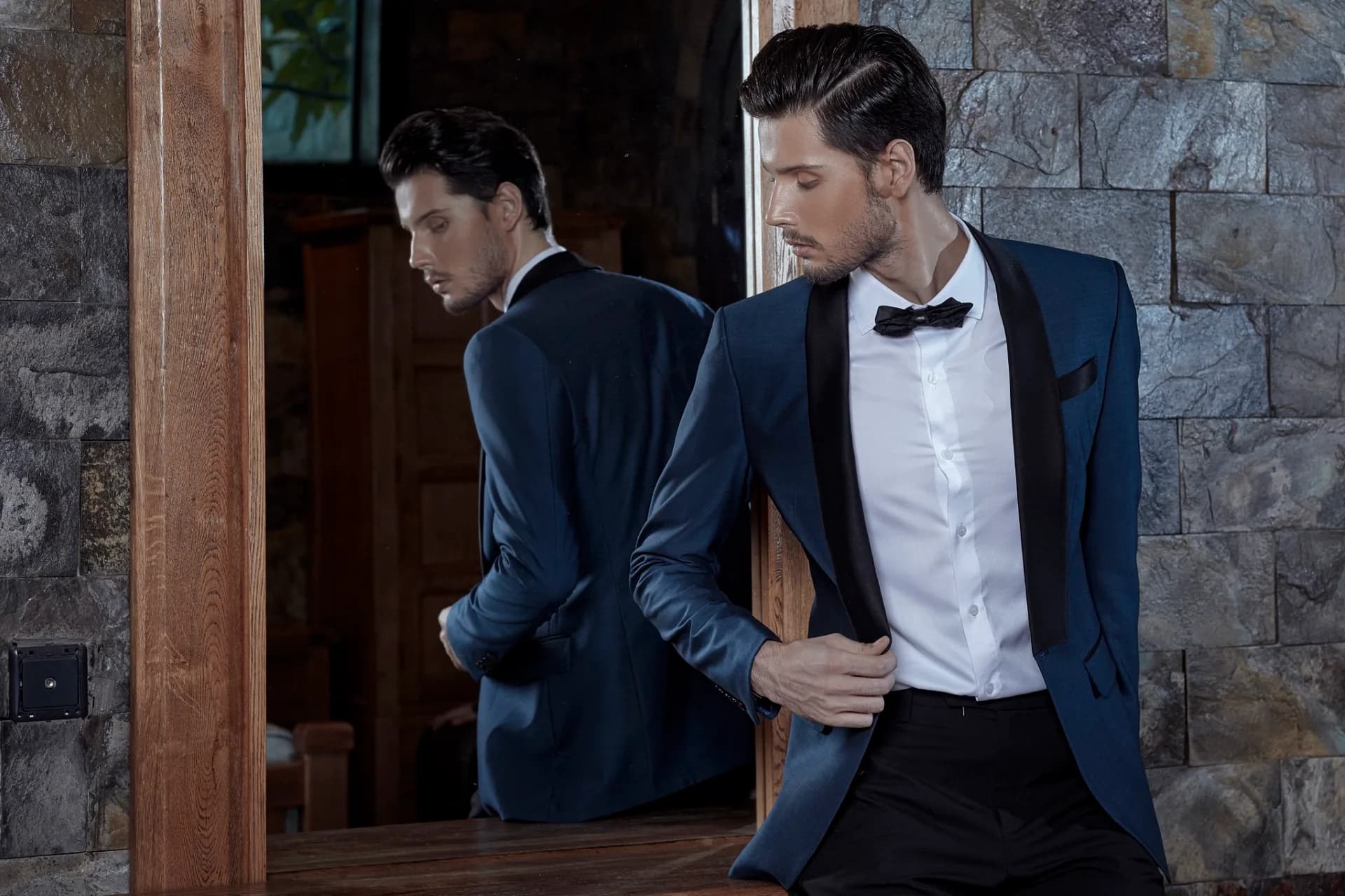 Tuxedo xanh ve satin, hình phản chiếu trong gương gỗ