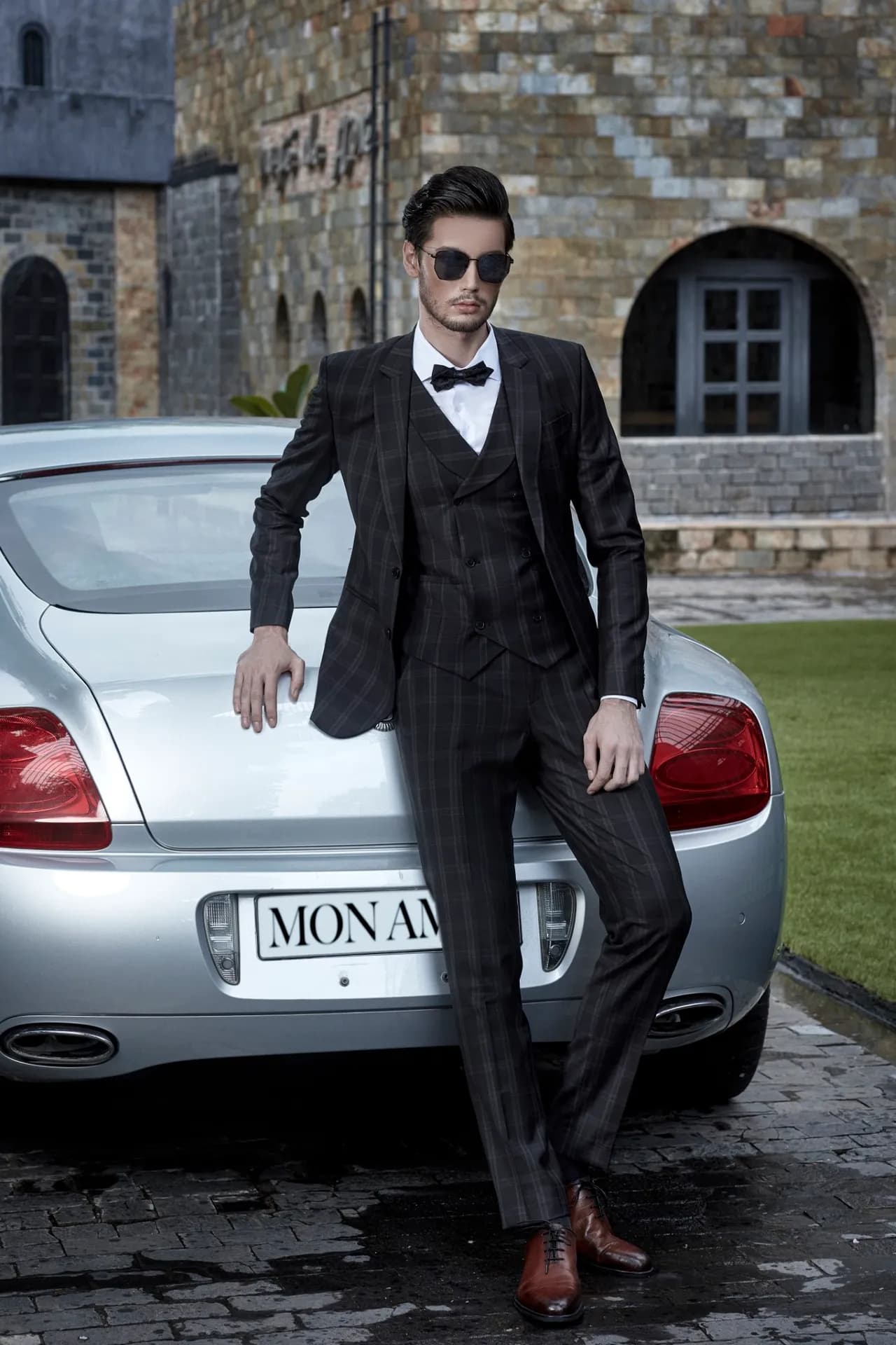 Suit ba mảnh kẻ ô than, nơ đen, kính râm, tựa chiếc xe sang biển MON AMIE