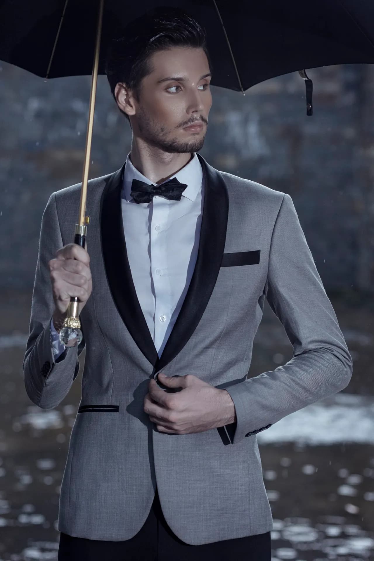 Blazer xám ve nhung đen, nơ, che ô tay cầm vàng dưới mưa