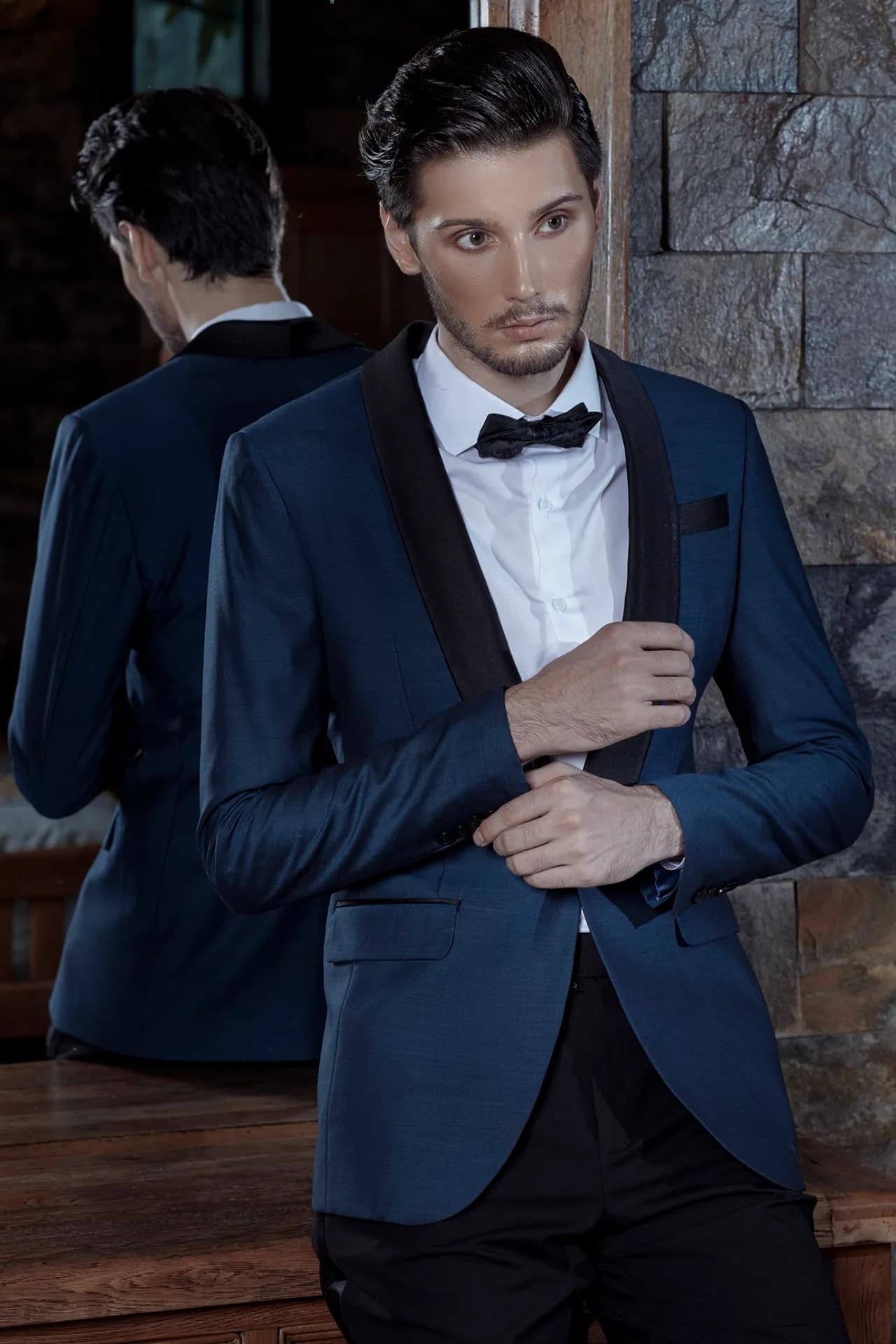 Blazer xanh navy ve nhung đen, nơ, phản chiếu trong gương cổ