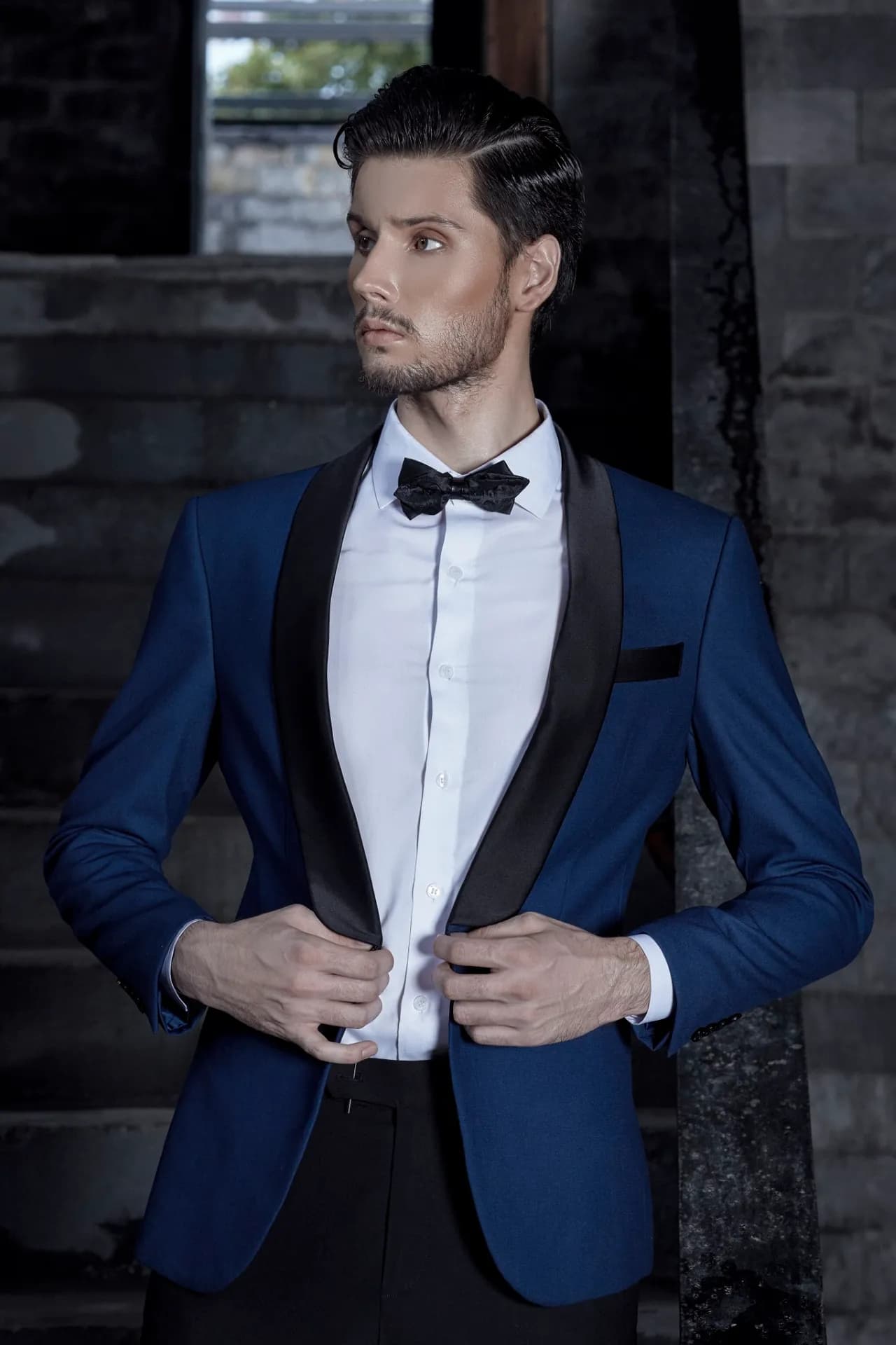 Blazer xanh cobalt ve nhung đen, nơ, sơ mi trắng, chỉnh khuy áo