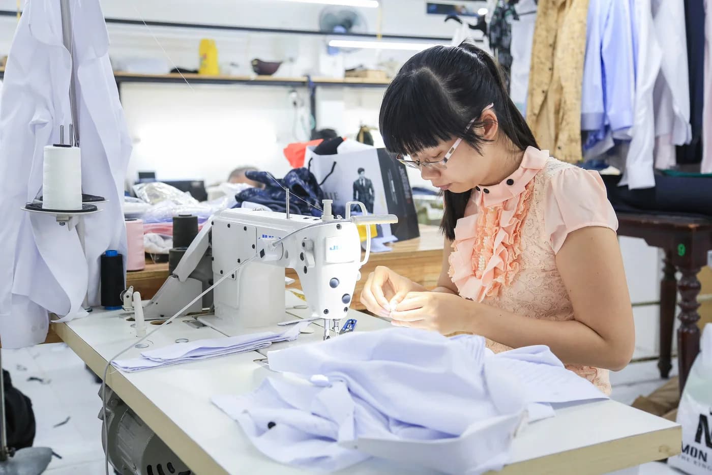 Thợ nữ áo ren hồng đơm nút sơ mi trắng