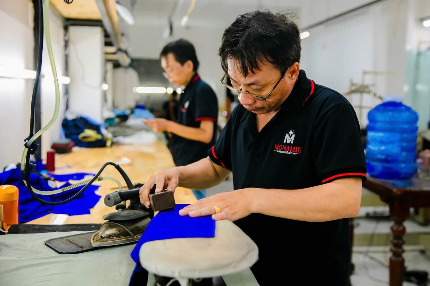 Thợ đeo kính áo polo Mon Amie ủi định hình vải xanh cobalt