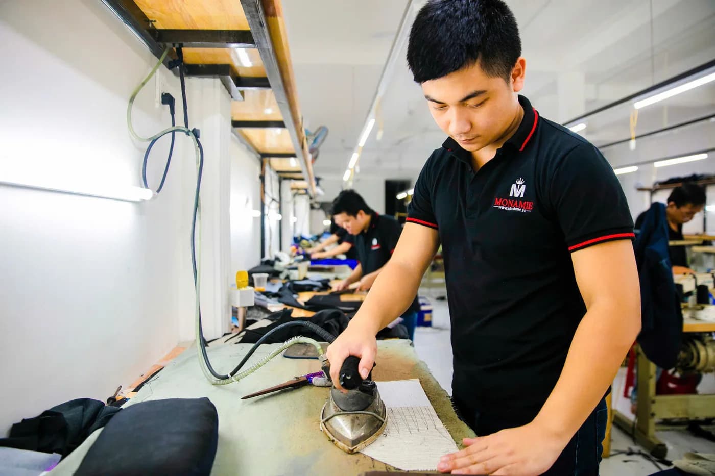 Thợ trẻ áo polo đen Mon Amie ủi ép mex thân áo