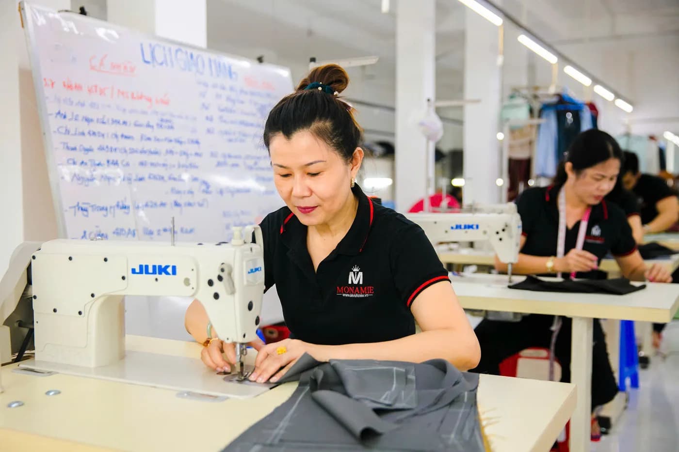 Nữ thợ áo polo Mon Amie may quần vải xám trên máy Juki