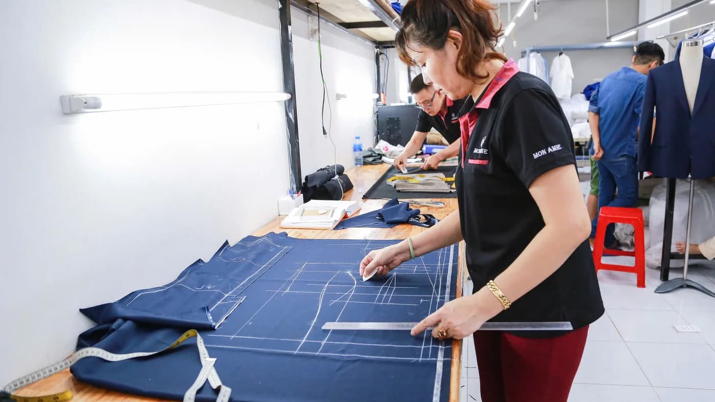Nữ thợ áo polo Mon Amie kẻ rập phấn trên vải navy