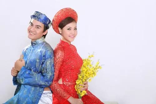 Chú rể chọn lựa giữa vest và áo dài
