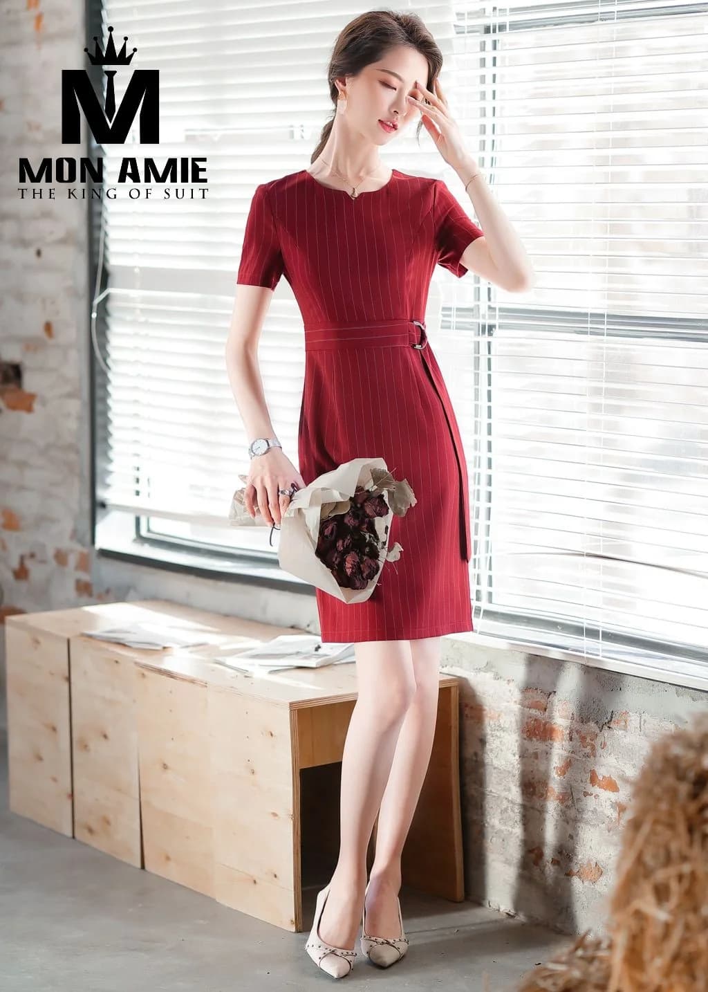 Đầm Đỏ Đô Kẻ Sọc Đứng Đai Khóa Vòng Tay Ngắn