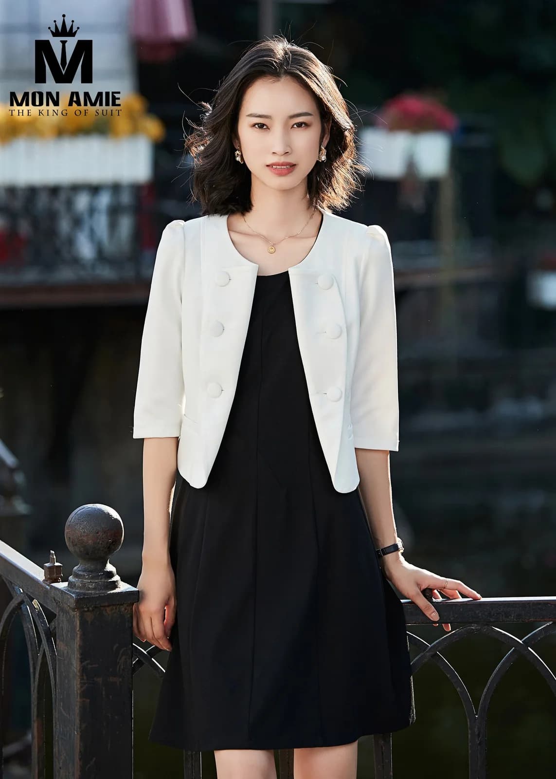 Set Đầm Đen Sát Nách Kèm Áo Khoác Lửng Trắng