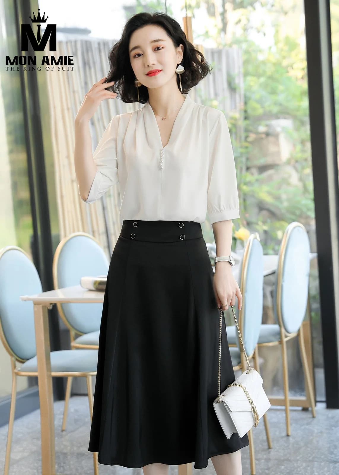 Set Áo Trắng Cổ V Cài Ngọc Chân Váy Xòe Đen