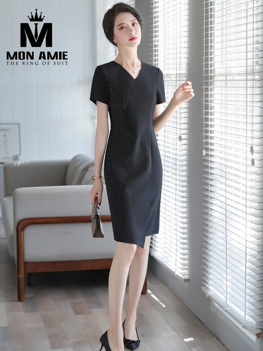 Đầm Đen Phối Sọc Chéo Cổ V Tà Lệch Tay Ngắn