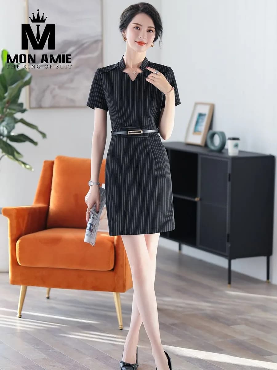 Đầm Đen Kẻ Sọc Đứng Cổ Khoét V Kèm Đai Mảnh