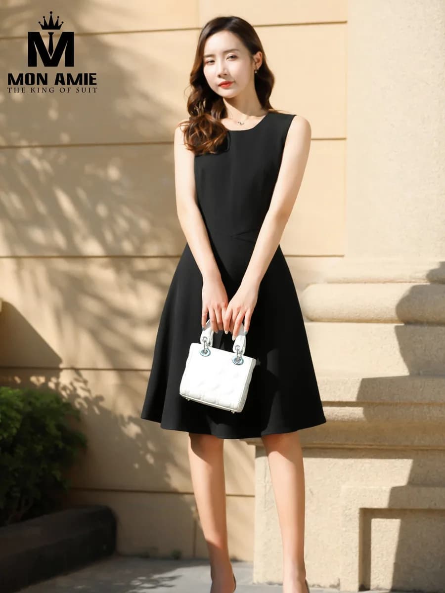 Đầm Đen Sát Nách Cổ Tròn Chân Xòe Nhẹ