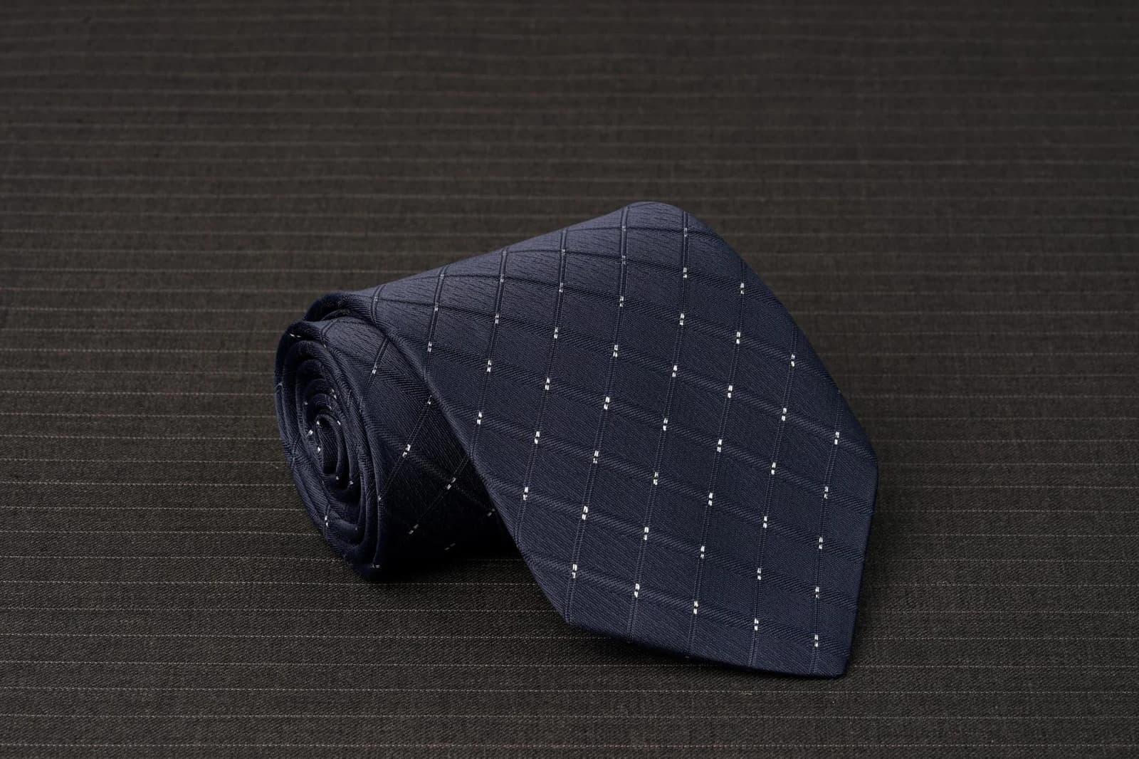 Cà Vạt Navy Kẻ Ô Chìm