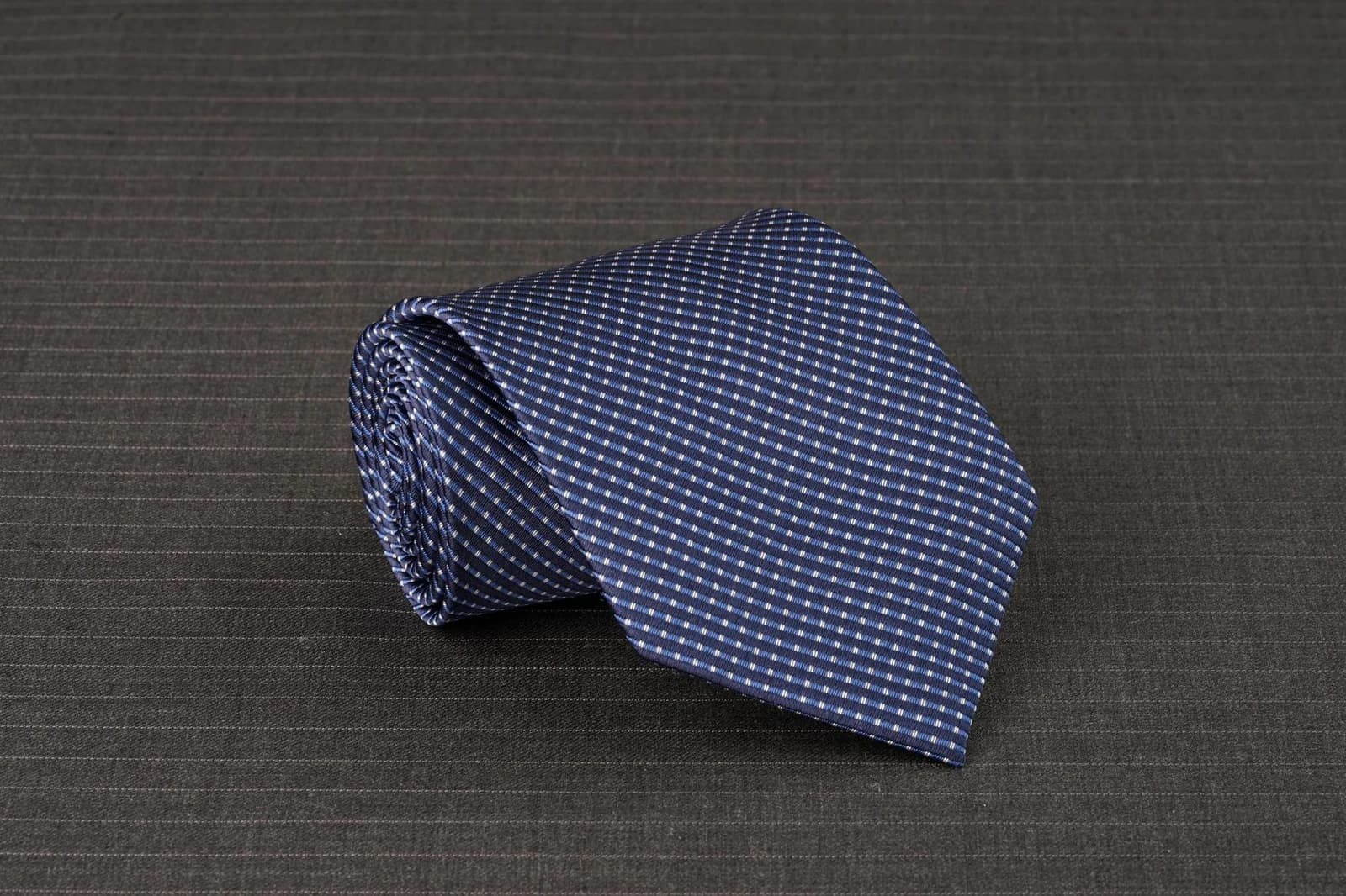 Cà Vạt Navy Chấm Kim Li Ti