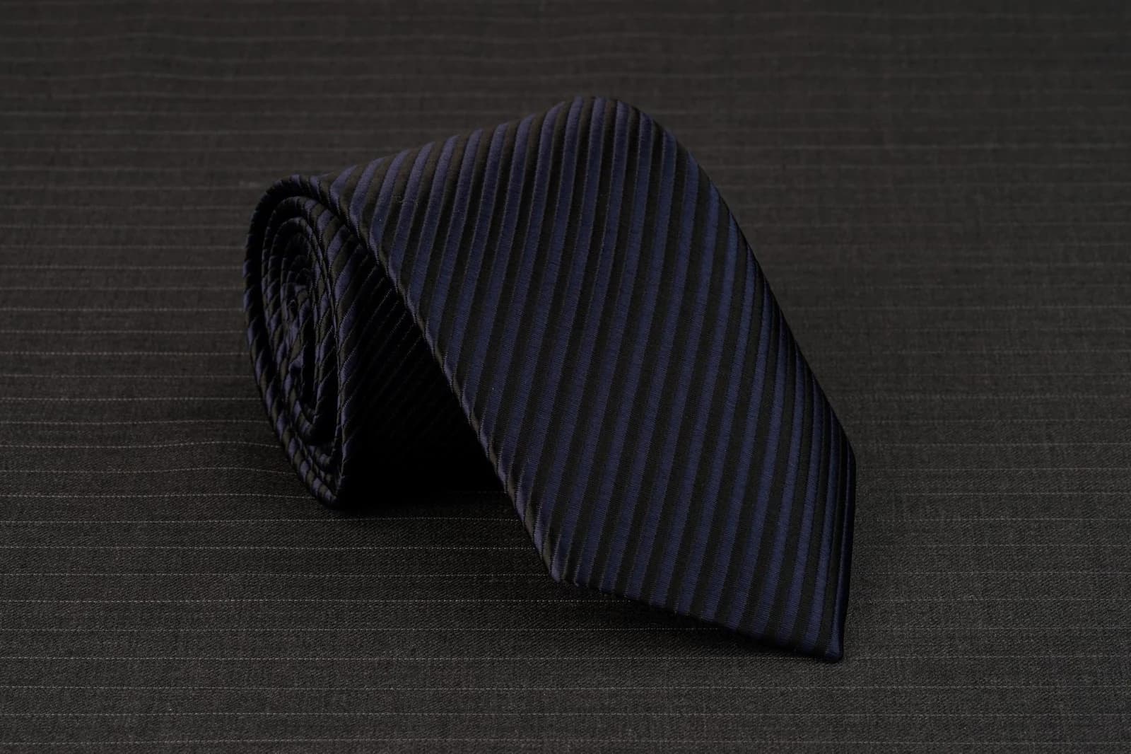 Cà Vạt Navy Sọc Dọc Ẩn