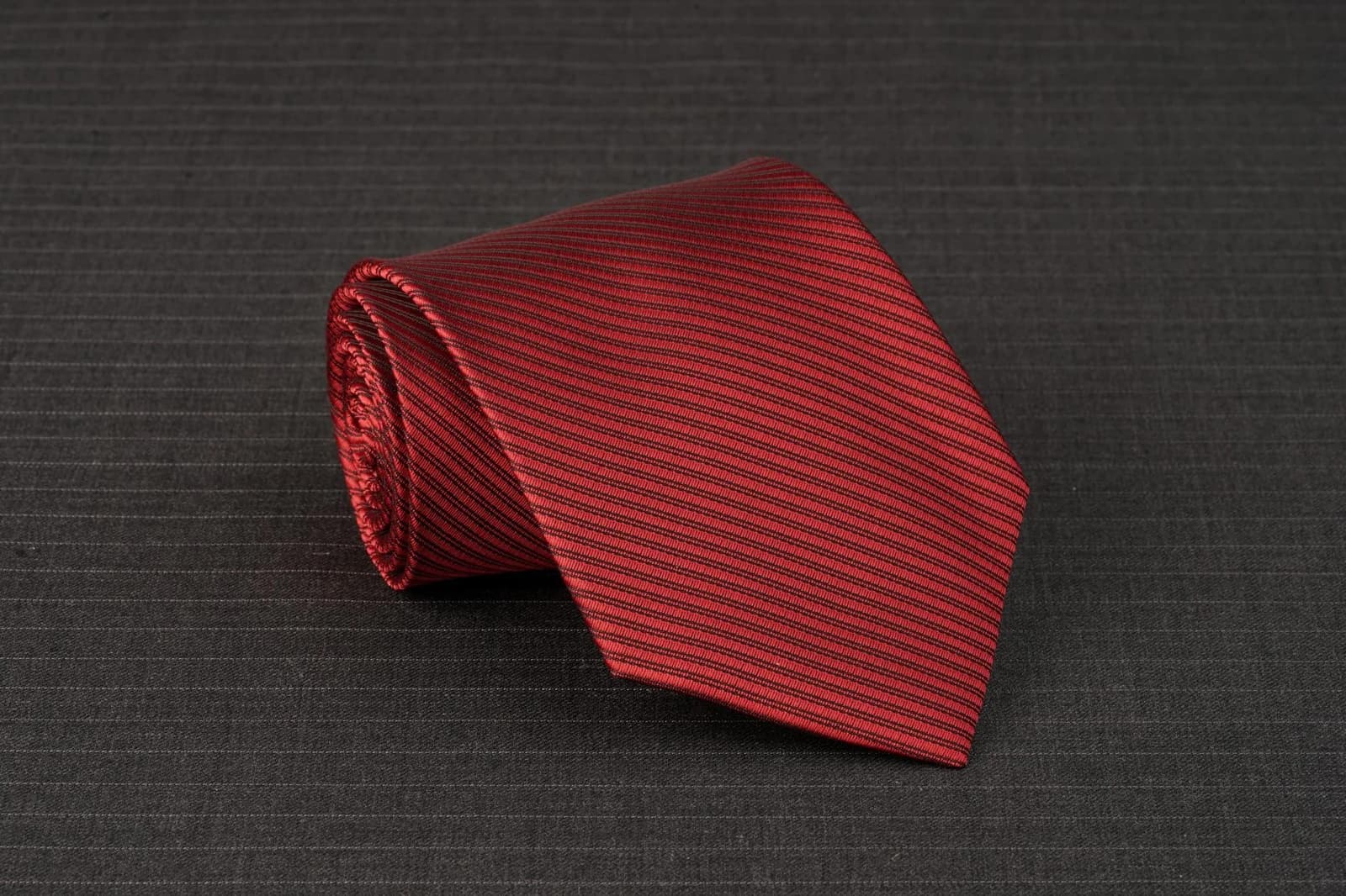 Cà Vạt Đỏ Ruby Vân Chìm