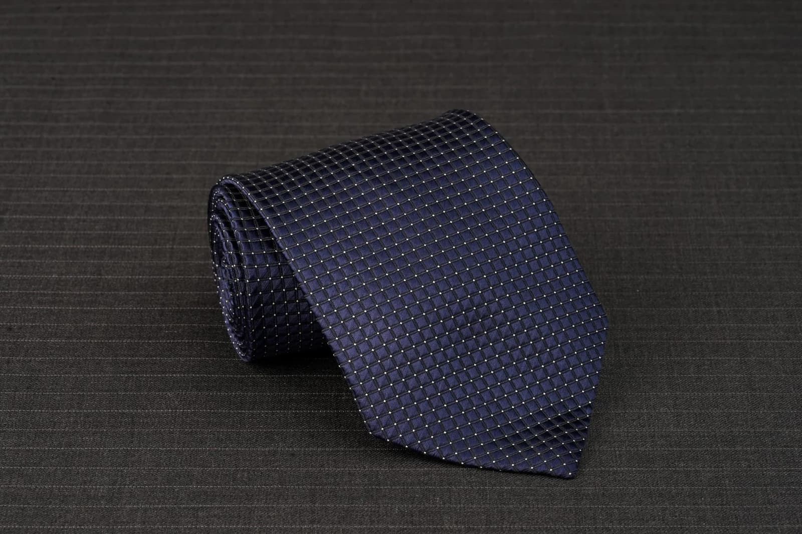 Cà Vạt Navy Ô Trám Chấm Bạc
