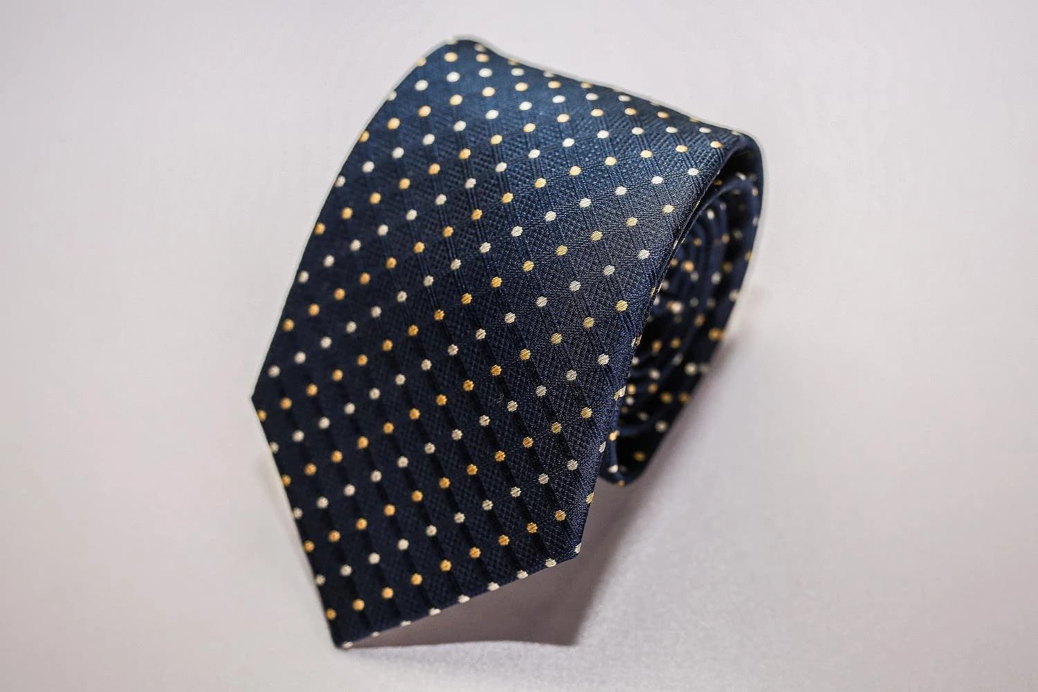 Cà Vạt Navy Chấm Bi Vàng