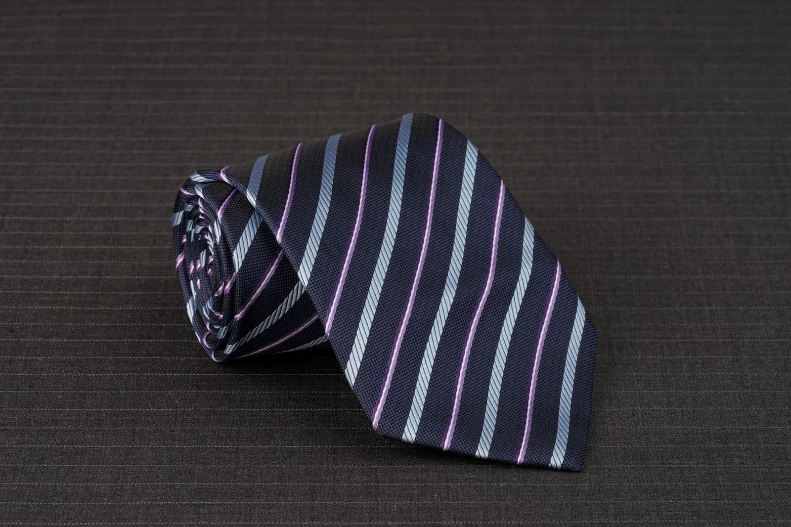 Caravat Navy Sọc Bản To Xanh Da Trời Nhạt Xen Tím Lilac