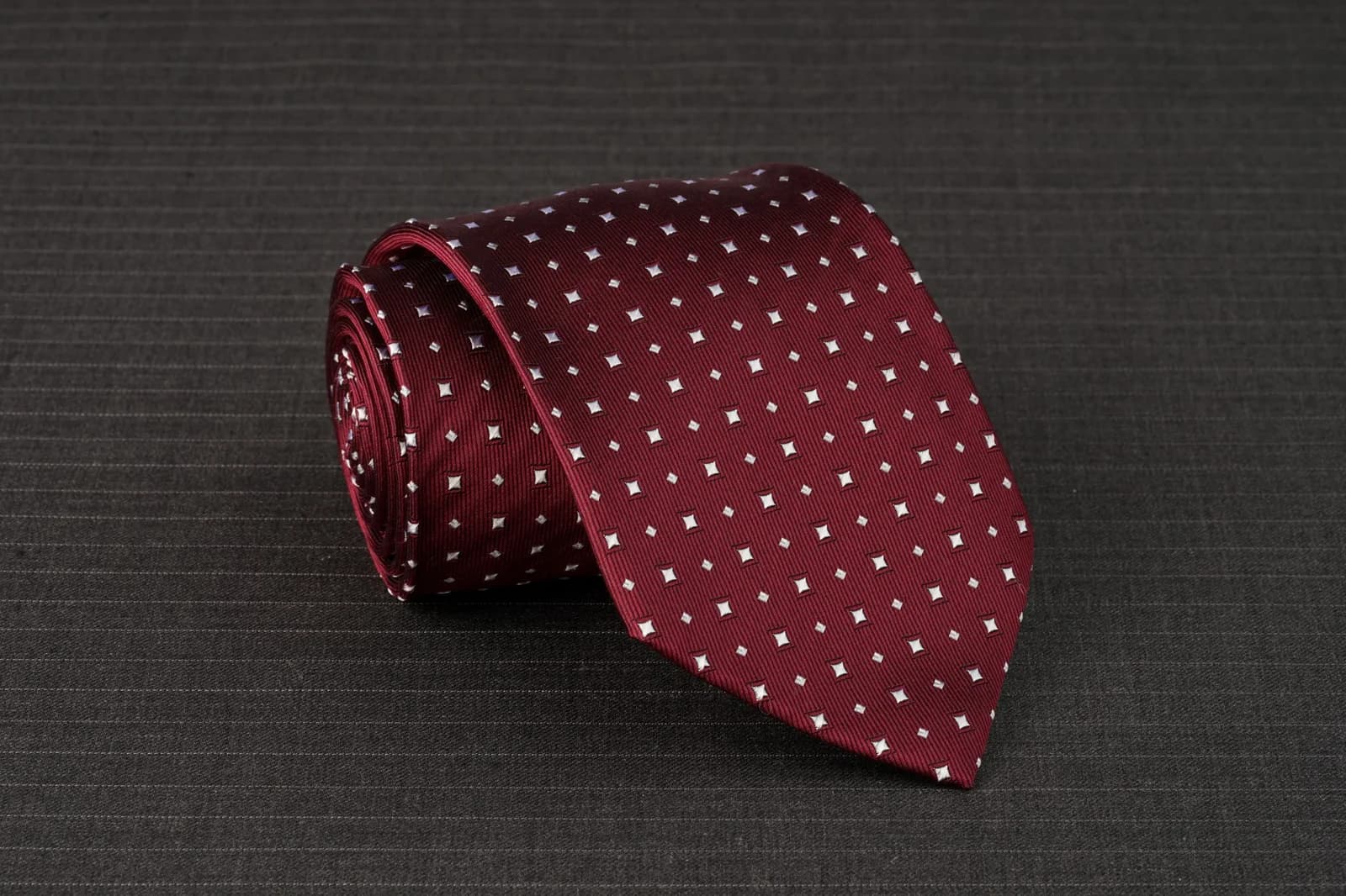 Caravat Đỏ Đô Hạt Vuông Nhỏ Trắng Bạc