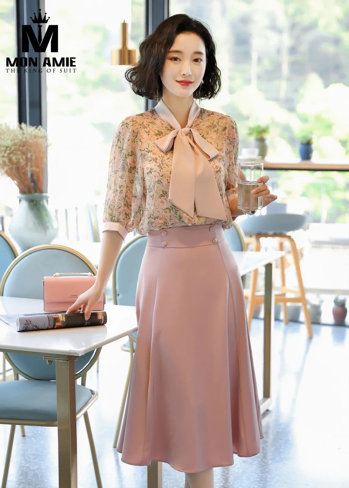 Áo Kiểu Hoa Nhí Thắt Nơ Phối Chân Váy Hồng Phấn
