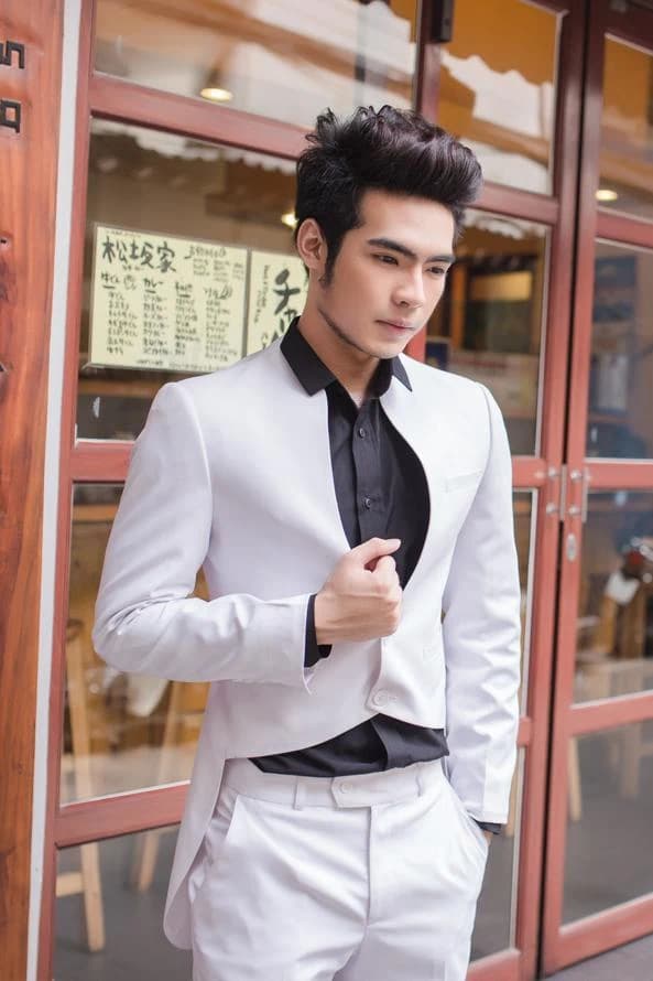 Vest Trắng Cổ Đen Tương Phản